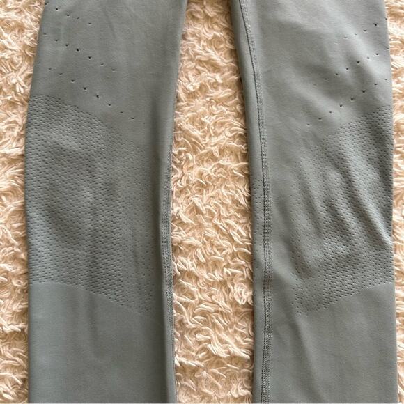 Lululemon Zoned In Tight 27” *Envelope Pocket Blue Cast size 4 - Picture 6 of 14